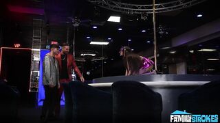 2025-11-14-31288-ronnie_violet_720