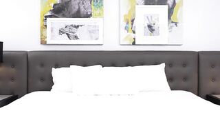 2022-08-19-28662-julia_robbie_720