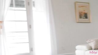 2021-06-26-4453811-girl-crush-emily-right-alexia-anders_720