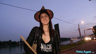 2014-10-31-4071061-hot-witch-bends-over-for-cash_720