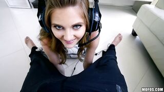 2017-10-05-2989191-gamer-girl-fucks-and-plays_720