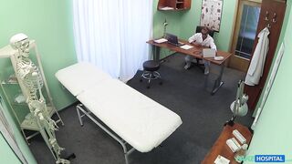 2014-10-13-4086451-medical-student-shows-off-her-gymnastic-skills_720