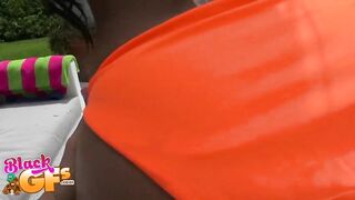 2016-05-17-2952201-naked-nia_480