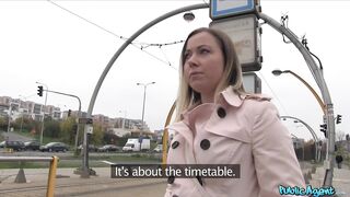 2014-12-05-4070101-cute-blonde-opens-legs-for-free-transit_720