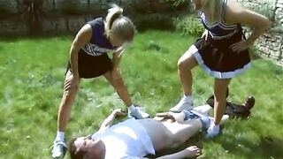 2007-11-19-116-cheerleaders_h265