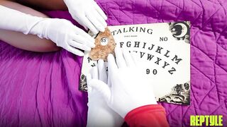 2025-10-29-31201-girls_in_costume_720