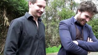 2022-01-07-elise-hard-to-do-with-two-lads_720