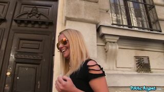 2014-09-02-4070051-bubbly-blonde-comes-back-to-flat_720