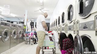 2017-01-13-3018081-latina-gets-facial-in-laundromat_720