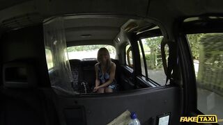 2014-09-01-4076641-blondes-boobs-caught-on-camera_720