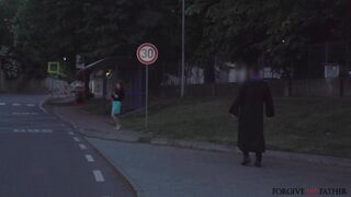 2022-11-11-8272371-preacher-gets-a-street-handjob_720