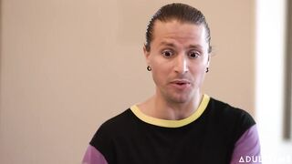 2022-12-14-209586-be-polite-to-our-guest-young-man-209586-540