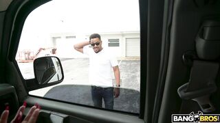 2018-06-13-9181941-rose-monroe-twerks-on-the-bus_720