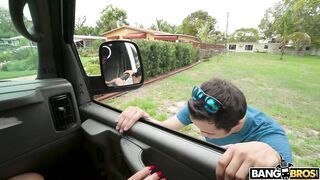 2018-06-13-9181941-rose-monroe-twerks-on-the-bus_720