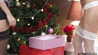 2016-12-24-4226531-cheating-girls-xmas-strap-on-fuck_720