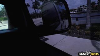 2018-05-23-9150481-a-porn-star-is-born-on-the-bus_720