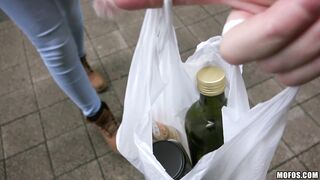 2016-11-09-3027561-facial-for-blonde-artist_720