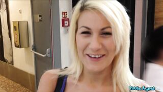 2014-06-17-4068951-bubble-butt-blondie-gives-epic-blowjob-to-two-lucky-strangers_720