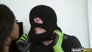 2018-05-18-8961891-diamond-jackson-protects-her-home_720