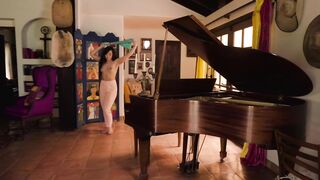 2019-01-18-4330021-overstayed-her-welcome_720