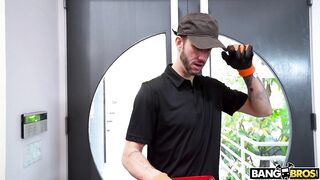 2018-05-10-8962311-spying-on-this-busty-pornstar-worked-out_720