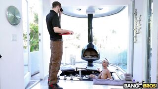 2018-05-10-8962311-spying-on-this-busty-pornstar-worked-out_720