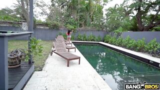 2018-03-12-8963951-rose-monroes-magnificent-ass_720