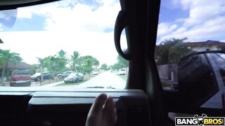 2018-01-17-8965751-getting-everything-from-this-money-loving-chick_720