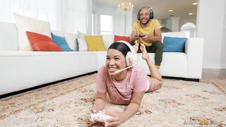 2023-05-17-8763621-her-mom-is-even-hotter_720