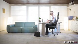 2016-12-18-3099821-employee-of-the-month_720