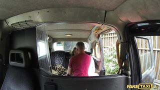 2014-09-22-4074261-hot-blonde-gives-cabbie-a-sexy-show_720