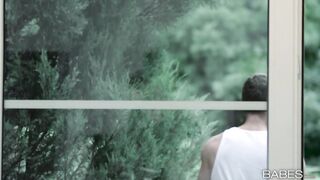 2016-10-19-3098131-peeping-tom_720