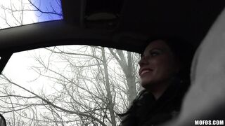 2016-02-20-3051101-stranded-hottie-repays-the-favor_720