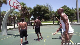 2016-08-02-9162601-michelle-martinez-takes-on-3-wild-anacondas_720