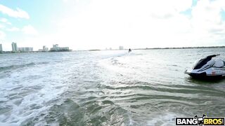 2017-12-18-9151221-kelsi-monroes-island_720