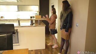 2019-01-03-4353120-milf-realtor-seduces-cute-girl_720