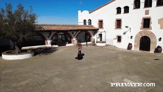 2026-03-01-27125-swingers-resort-backstage_720