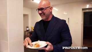 2026-03-01-27125-swingers-resort-backstage_720