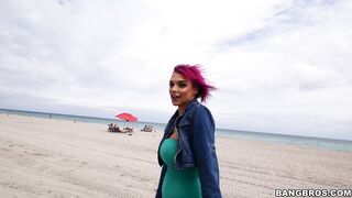 2017-01-12-9159001-anna-bell-peaks-throws-fan-a-bone_720