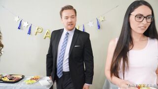 2022-09-18-8052041-a-peg-on-the-corporate-ladder_720