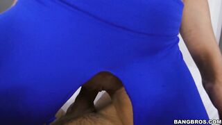 2016-12-30-8970581-ripping-kittys-yoga-pants-to-free-that-big-bootie_720