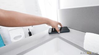 2022-08-03-4658401-toilet-stuck-slut-gets-double-dicked_720