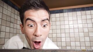 2022-08-31-7996201-waiter-gets-served-a-big-round-ass_720