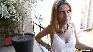 2016-10-22-8969321-alice-through-the-sucking-glass_720