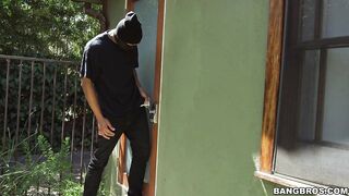 2016-06-07-8979781-elisa-fucks-a-crook_720