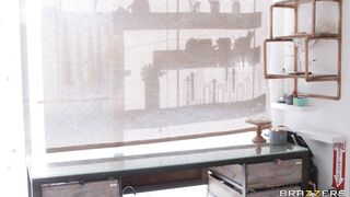 2022-07-23-4655591-fast-times-at-the-sloppy-salon_720