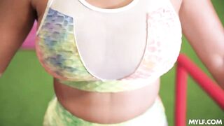 2021-08-15-28122-nadia_white_720