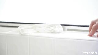 2021-06-25-27674-nadia_white_720