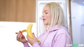 2026-03-30-31843-vivian_lola_720