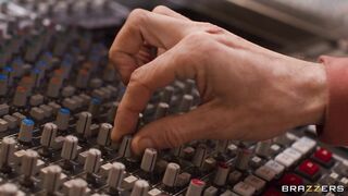 2026-03-17-11473783-warm-up-my-throat_720